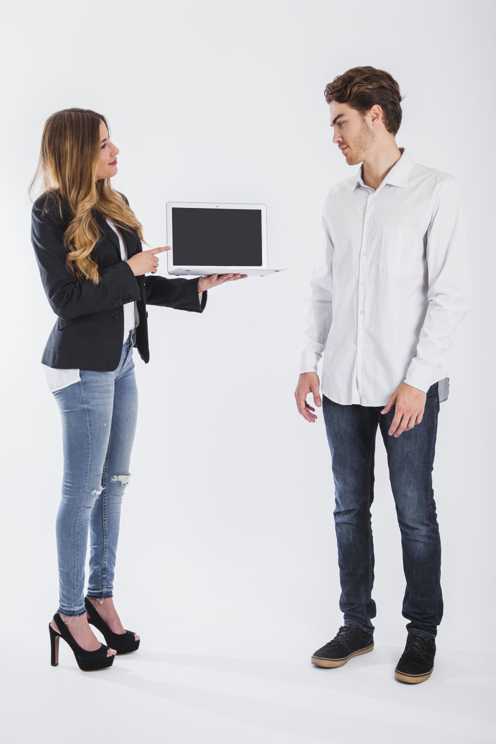 Persona comprando un ordenador