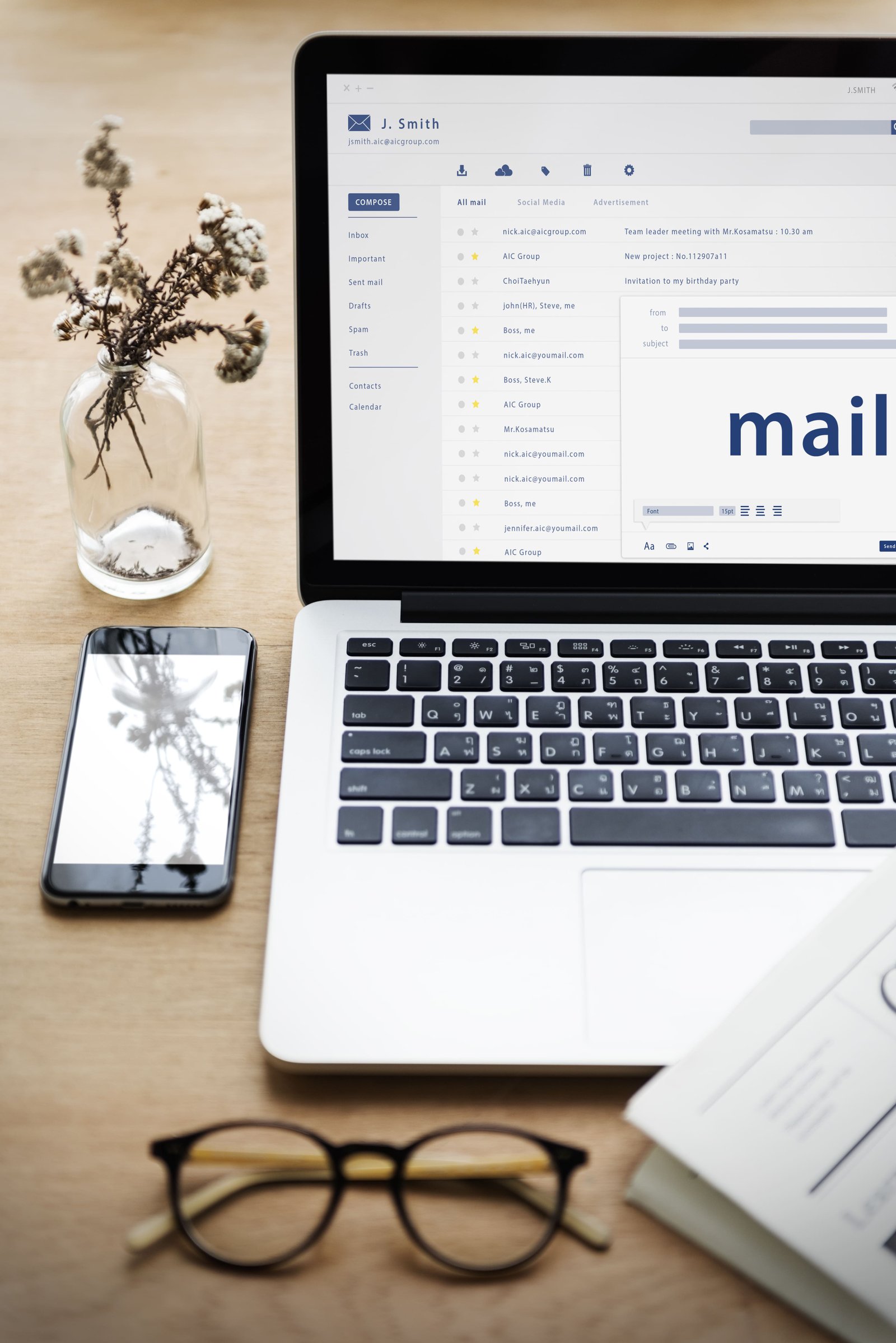 Persona recibiendo correo electrónico