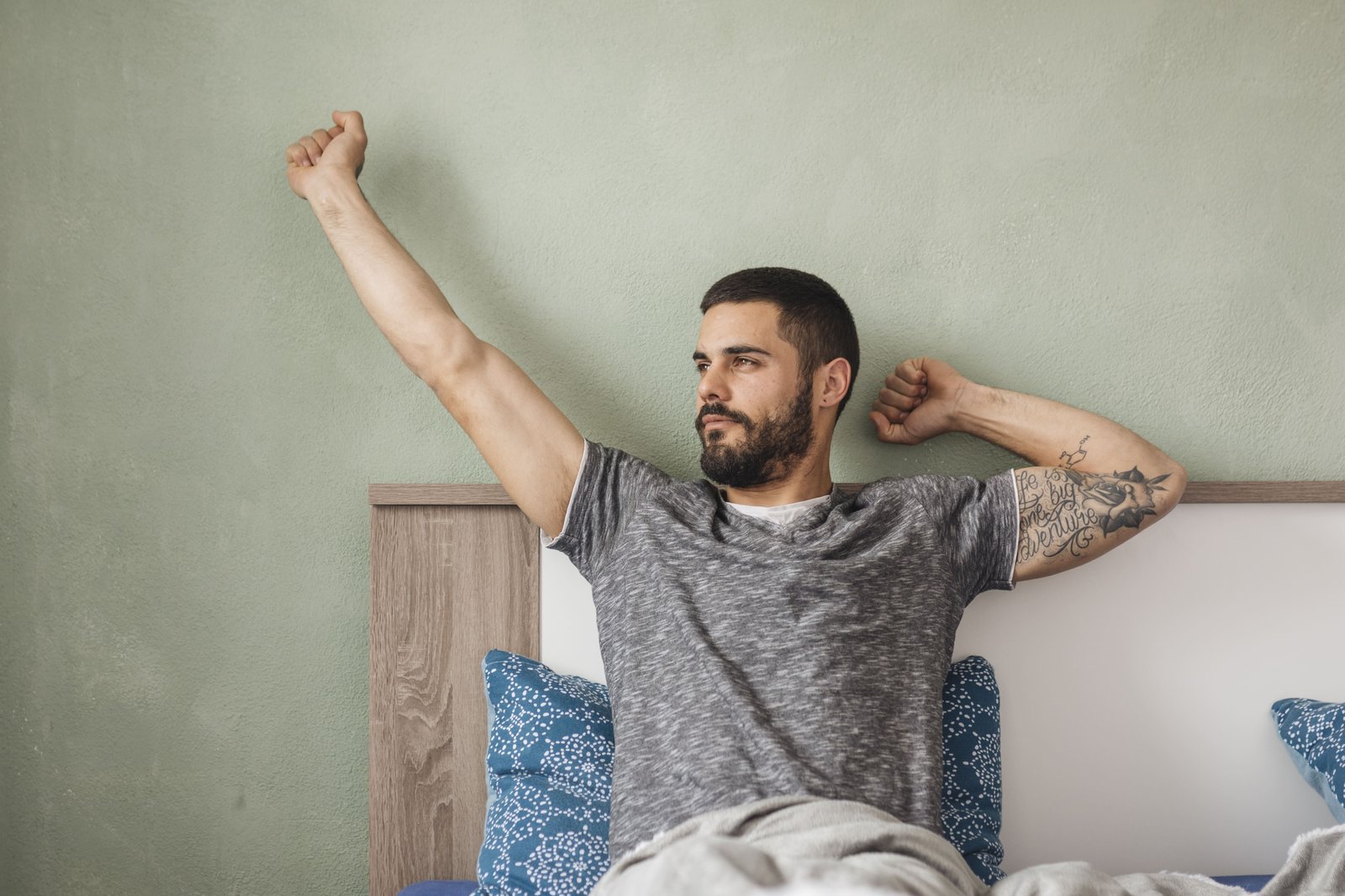 Persona levantándose